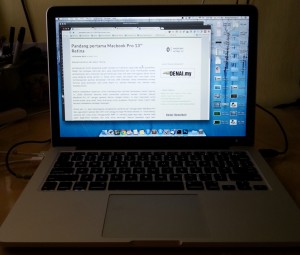 Macbook Pro Retina ini dalam suasana gelap