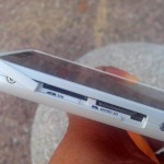 Slot MicroSD dan kad SIM Motorola RAZR i