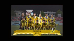 Barisan pemain pasukan pahang yang bersemangat untuk memenangi Piala Malaysia