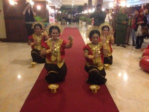 Persembahan Tarian Tradisional Makassar sebagai sambutan selamat datang