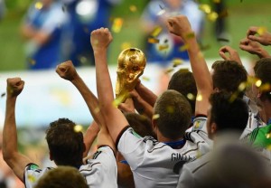 gambar German menjulang Piala Dunia 2014