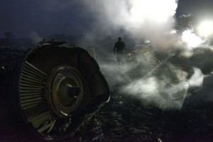 bangkai kipas pesawat MH17 hangus terbakar