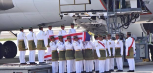 jenazah MH17 dibawa keluar dari MH6129