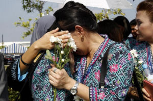 staff MAS bersedih menyambut jenazah MH17