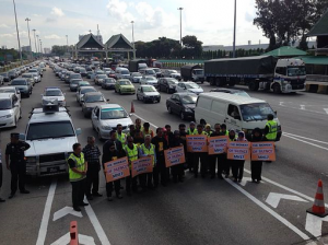 Trafik di Jambatan Pulau Pinang berhenti untuk menghormati mangsa MH17