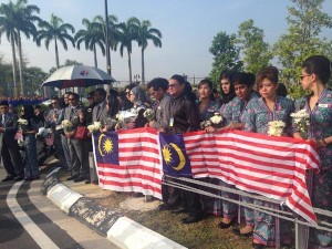 staff MAS sedang menunggu ketibaan jenazah MH17
