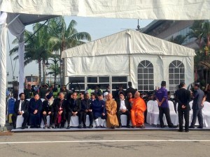 wakil berbagai agama menanti jenazah MH17