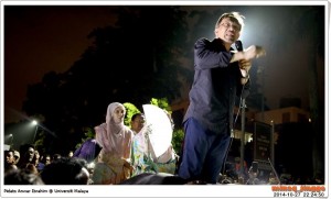 gambar Anwar Ibrahim berpidato di UM