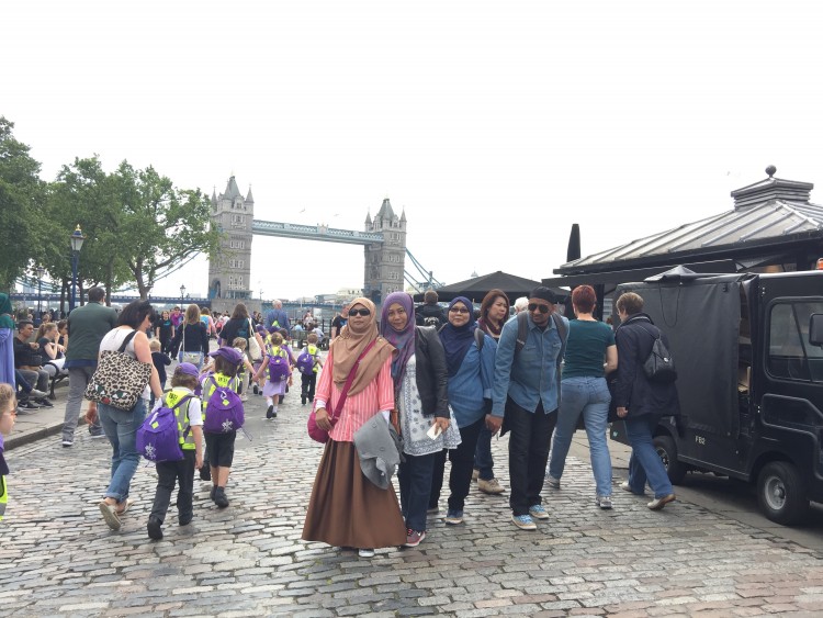 bergambar di London Tower Bridge