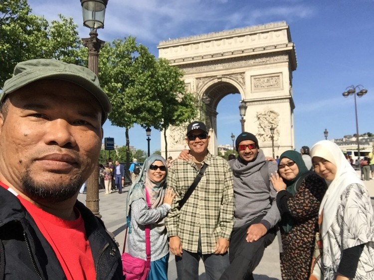 bergambar di Arc De Triomphe Paris