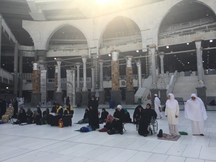Jemaah wanita di depan Kaabah