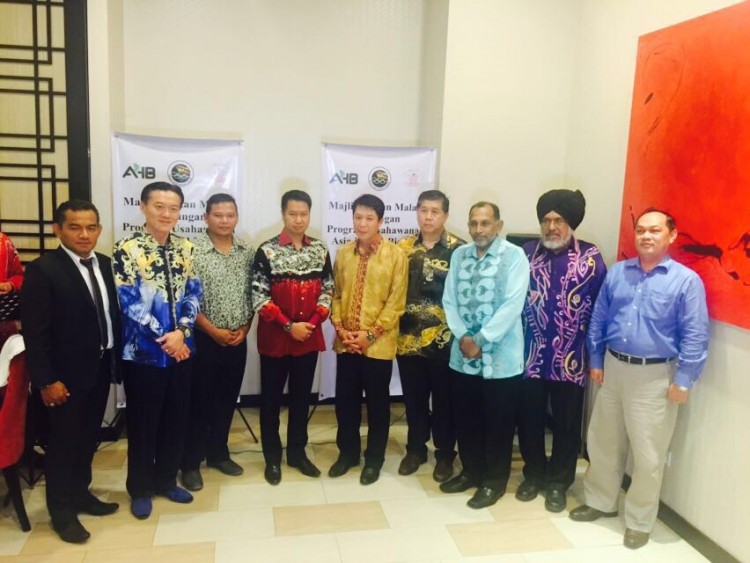 Watson Nyambek bersama pengurusan AHB