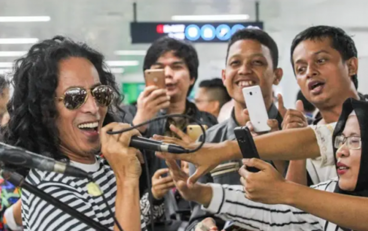 Amy Search menyamar di MRT Jakarta, ramai peminat teruja nyanyikan lagu