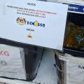 Notice posted on a shop display advertising 1kg oil packets, with price RM 2.50 and logos visible at top center.