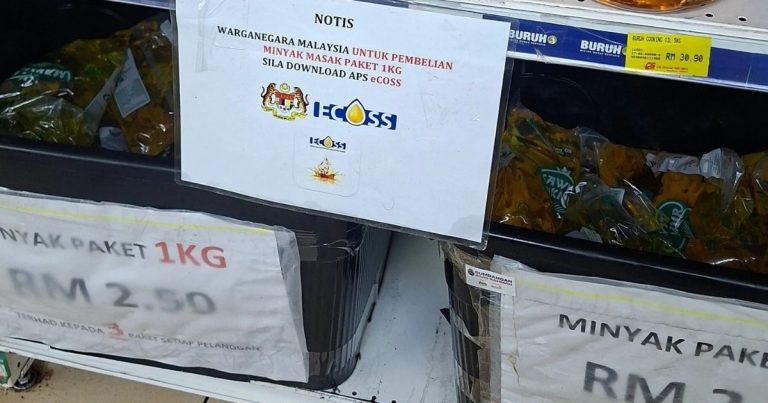 Notice posted on a shop display advertising 1kg oil packets, with price RM 2.50 and logos visible at top center.