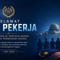 Banner ucap Hari Pekerja dengan lambang kerajaan, siluet pekerja, masjid, Menara Berkembar Kuala Lumpur, dan bendera Malaysia dalam nuansa biru.