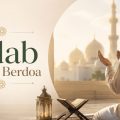 Pria Muslim berjubah putih berdoa dengan tangan terangkat di teras berornamen, mushaf terbuka di depan, latar masjid berkehijauan dan lampu hias di lantai